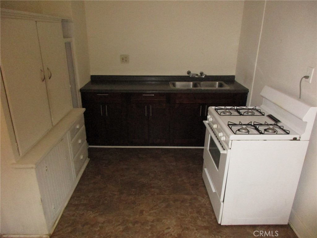 3076 Lemon Street Riverside, CA 92501 - Photo 15 of 28 a utility room with washer and dryer