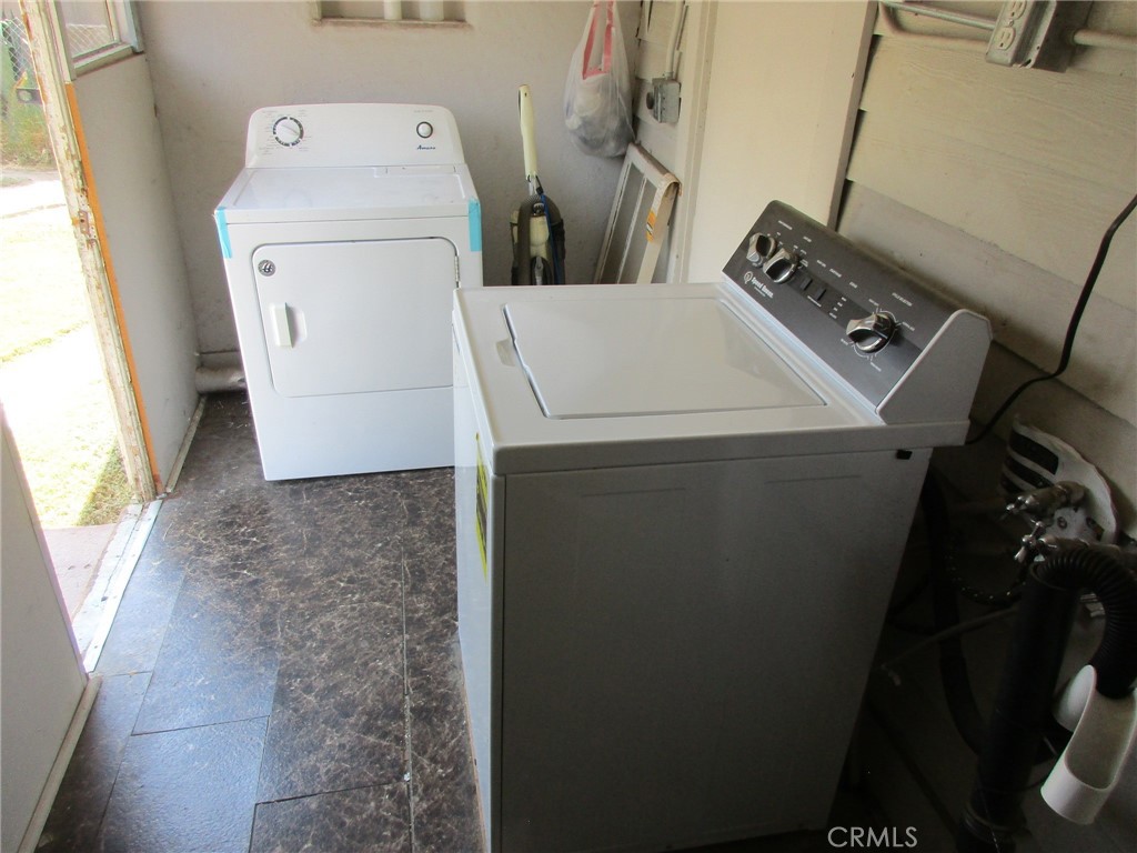 3076 Lemon Street Riverside, CA 92501 - Photo 4 of 28 a utility room with dryer and washer