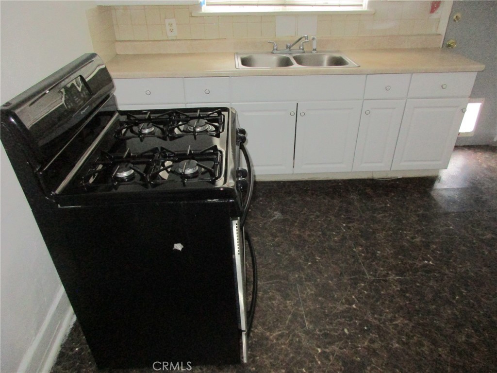 3076 Lemon Street Riverside, CA 92501 - Photo 8 of 28 a close up of a stove top oven