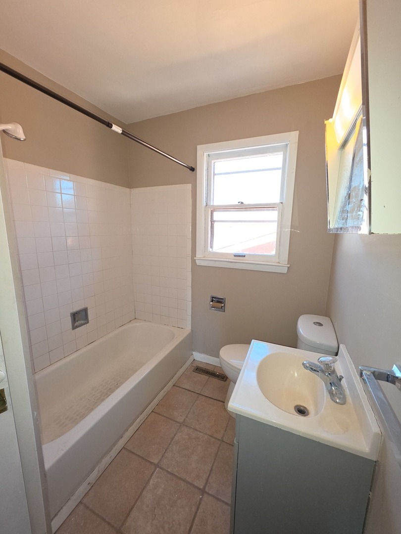 65 North Aldine Street, Unit 2 Elgin, IL 60123 - Photo 4 of 5