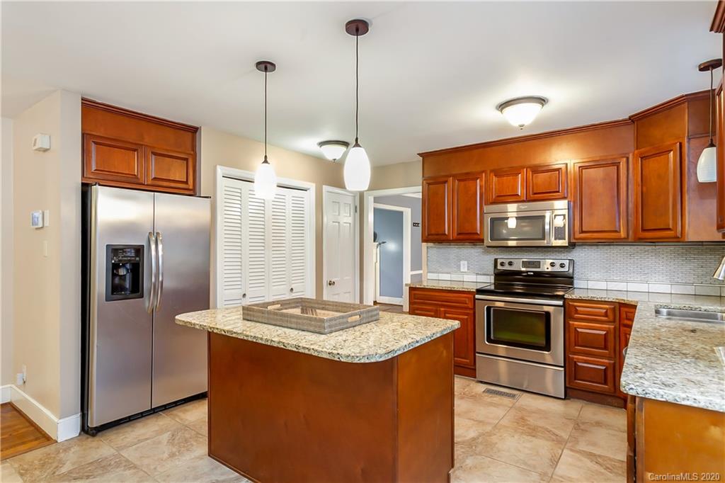 8121 Larkhaven Road Charlotte, NC 28216 - Photo 6 of 30 Gallery Image 6