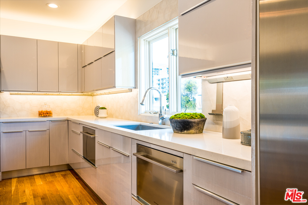 3807 Vía Dolce Marina del Rey, CA 90292 - Photo 18 of 37