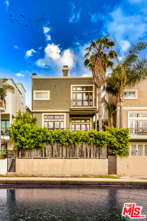 3807 Vía Dolce Marina del Rey, CA 90292 - Photo 3 of 37