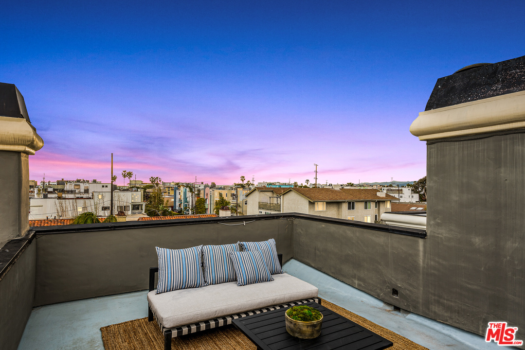 3807 Vía Dolce Marina del Rey, CA 90292 - Photo 34 of 37