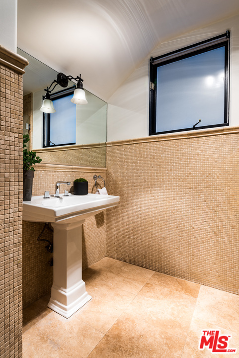 3807 Vía Dolce Marina del Rey, CA 90292 - Photo 8 of 37