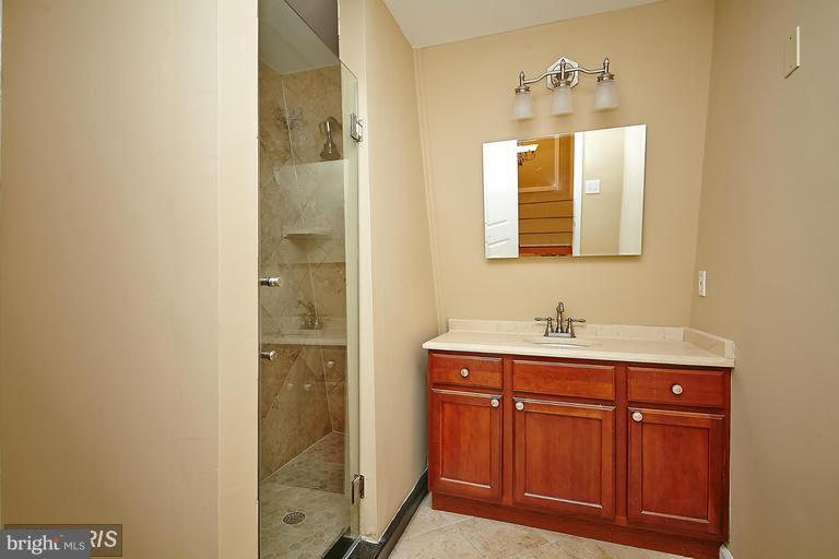 11202 Wedge Drive Reston, VA 20190 - Photo 16 of 27 Bath