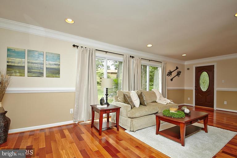 11202 Wedge Drive Reston, VA 20190 - Photo 4 of 27 Interior (General)