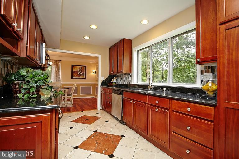 11202 Wedge Drive Reston, VA 20190 - Photo 5 of 27 Kitchen