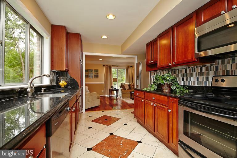 11202 Wedge Drive Reston, VA 20190 - Photo 6 of 27 Kitchen