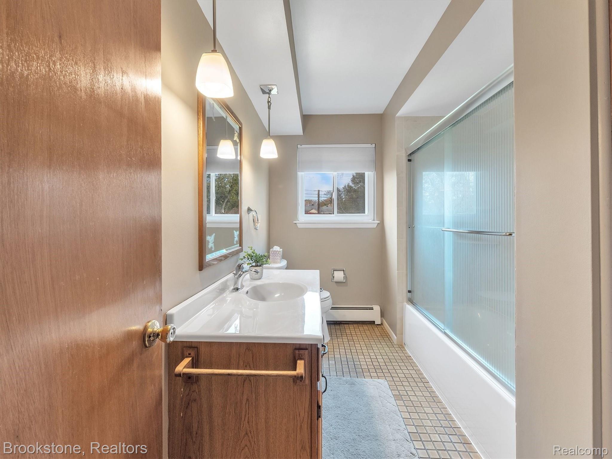 2960 York Road Rochester, MI 48309 - Photo 12 of 24 Full Bathroom