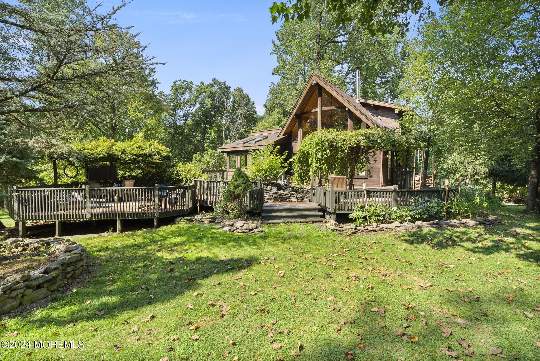151 Summerfield Road Belvidere, NJ 07823 - Photo 32 of 41 a backyard of a house with table and chairs