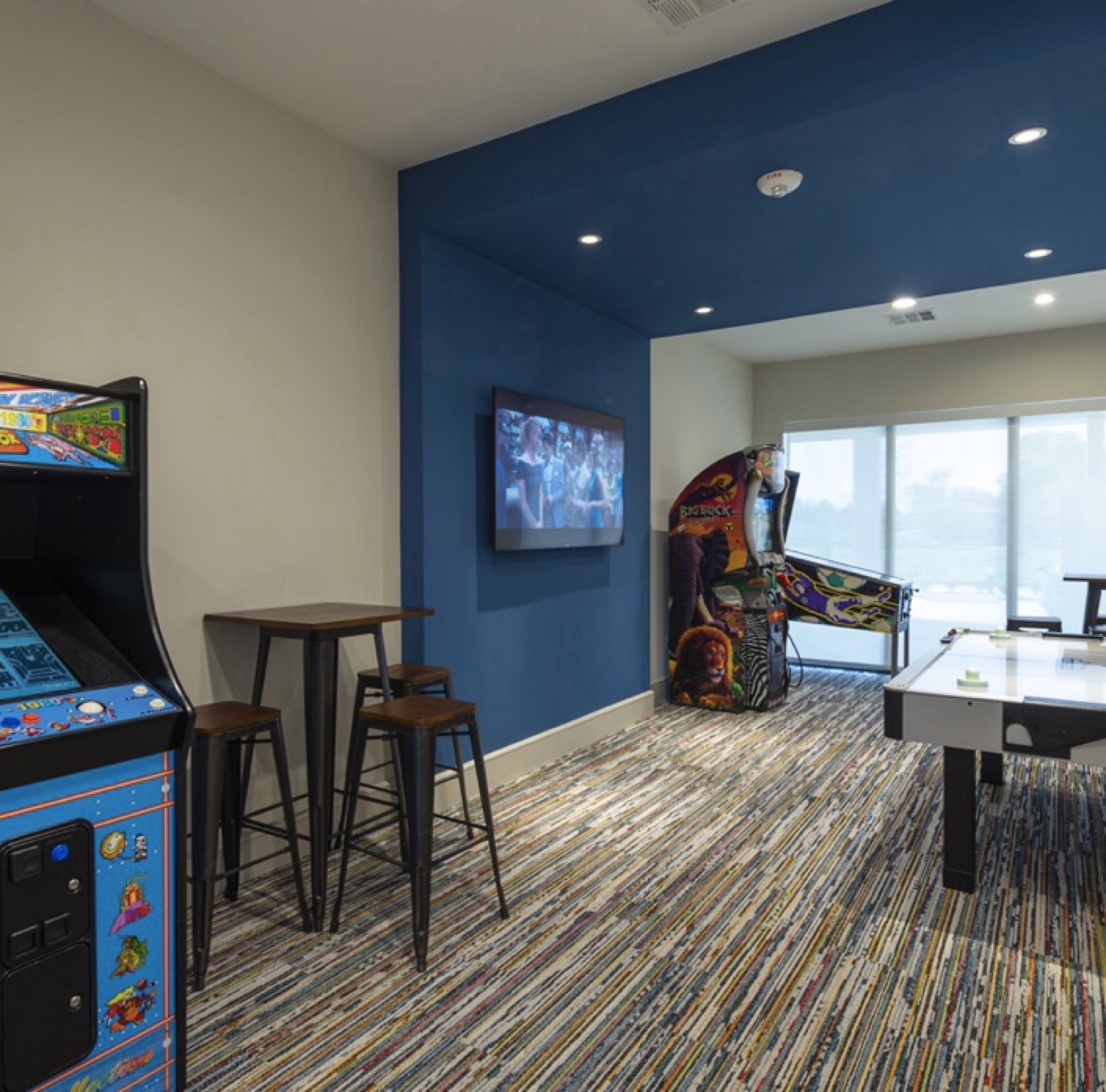 401 West 25th Street, Unit 2125 Houston, TX 77008 - Photo 32 of 33 a living room with furniture and a flat screen tv