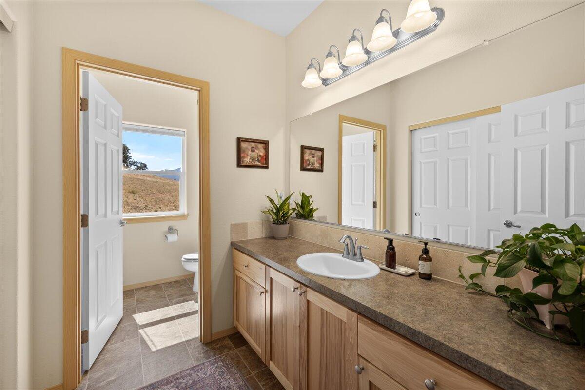 4856 Payne Road Medford, OR 97504 - Photo 35 of 49 Second full bath