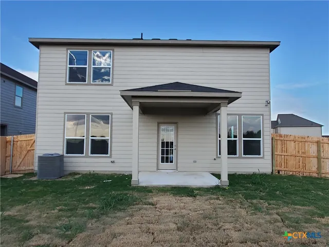a view of a house with yard