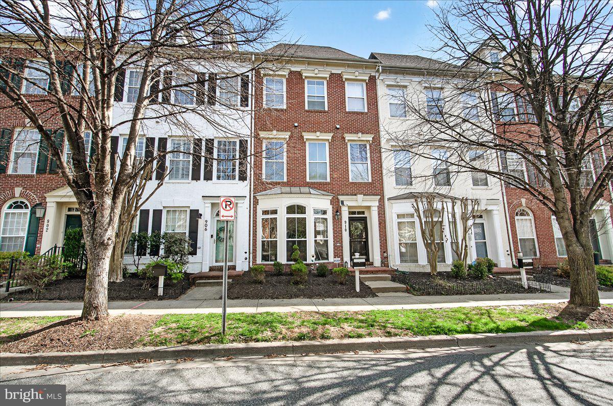 910 Featherstone Street Gaithersburg, MD 20878 - Photo 2 of 34