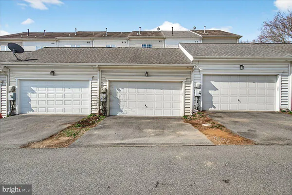 $4,950 | 910 Featherstone Street, Gaithersburg, MD 20878