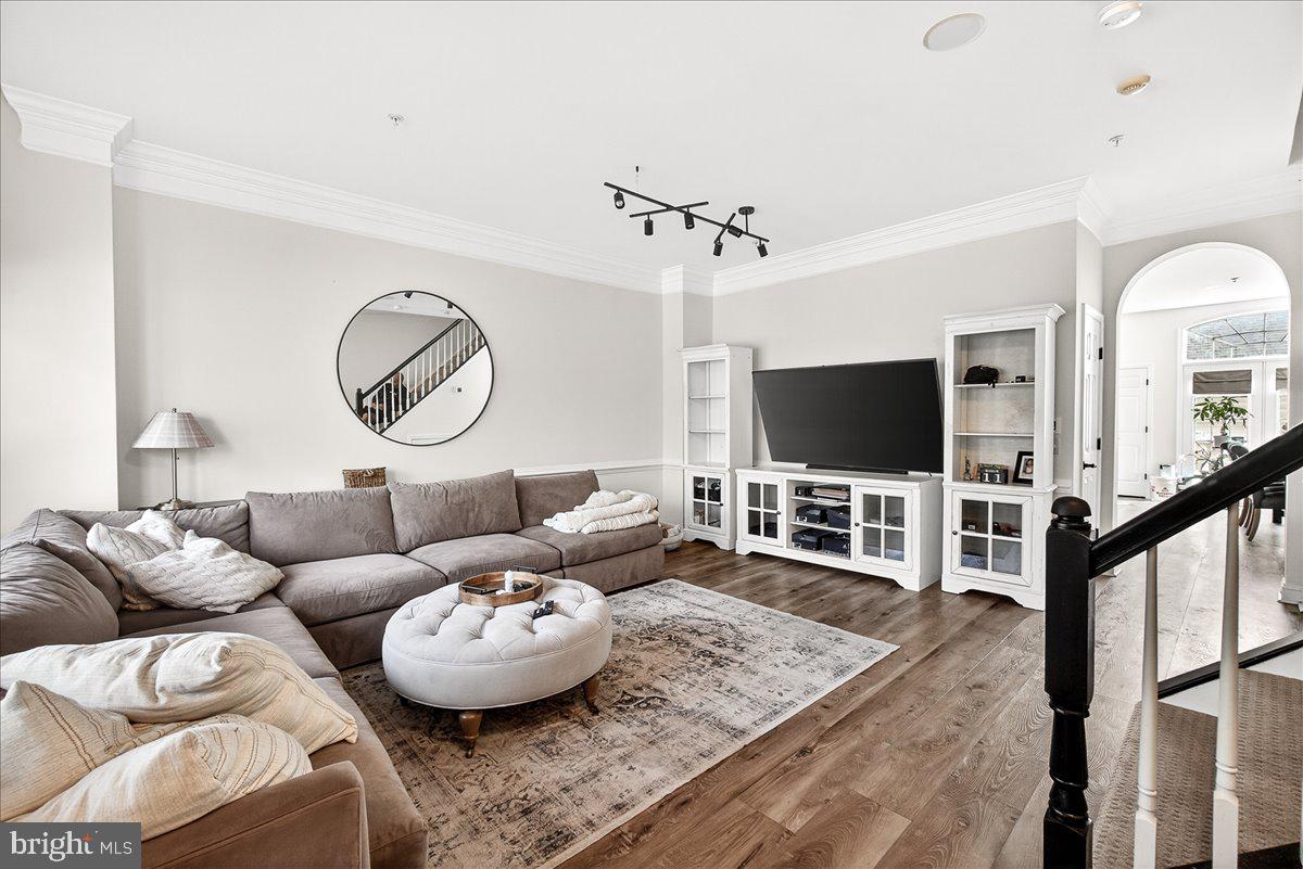 910 Featherstone Street Gaithersburg, MD 20878 - Photo 4 of 34