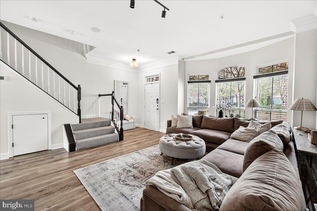 910 Featherstone Street Gaithersburg, MD 20878 - Photo 5 of 34