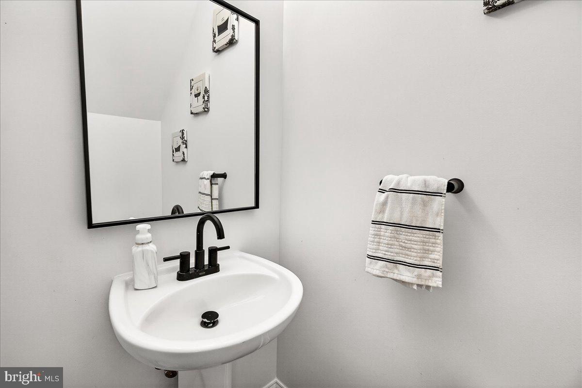 910 Featherstone Street Gaithersburg, MD 20878 - Photo 6 of 34