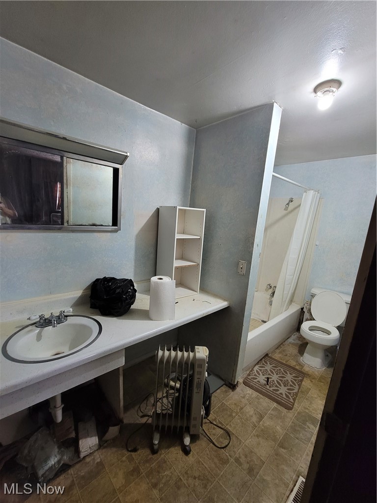 145 North Road Niles, OH 44446 - Photo 17 of 24 Bathroom featuring shower / bathtub combination with curtain and vanity