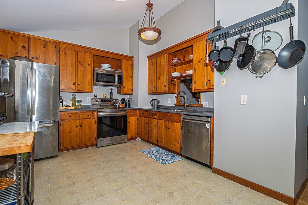 31 Pinewood Drive Stratham, NH 03885 - Photo 13 of 43