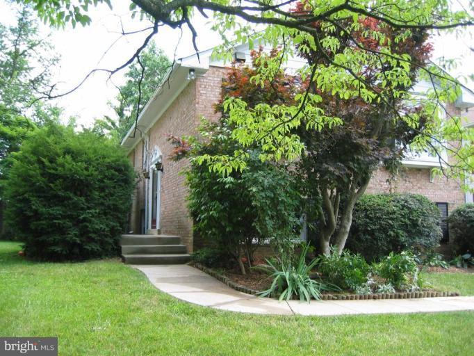 6901 Chelsea Road McLean, VA 22101 - Photo 1 of 14 Exterior (Main)