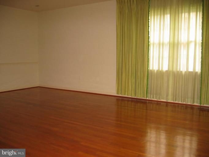 6901 Chelsea Road McLean, VA 22101 - Photo 3 of 14 Living Room