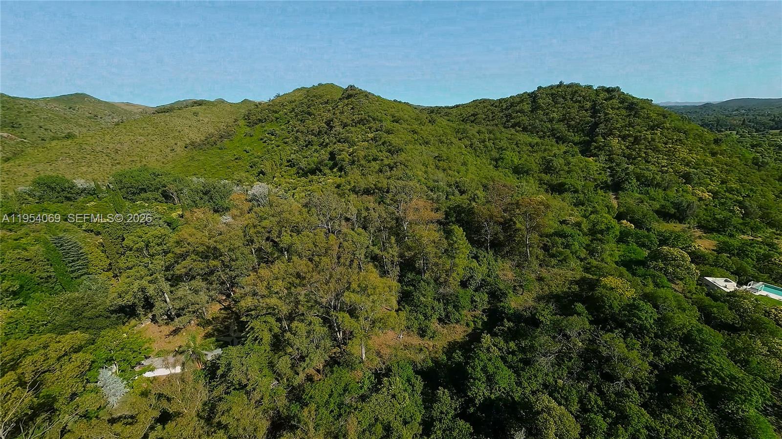 1 Segundo Paredon undefined, undefined 5186 - Photo 26 of 57 a view of a mountain range with a lush green forest