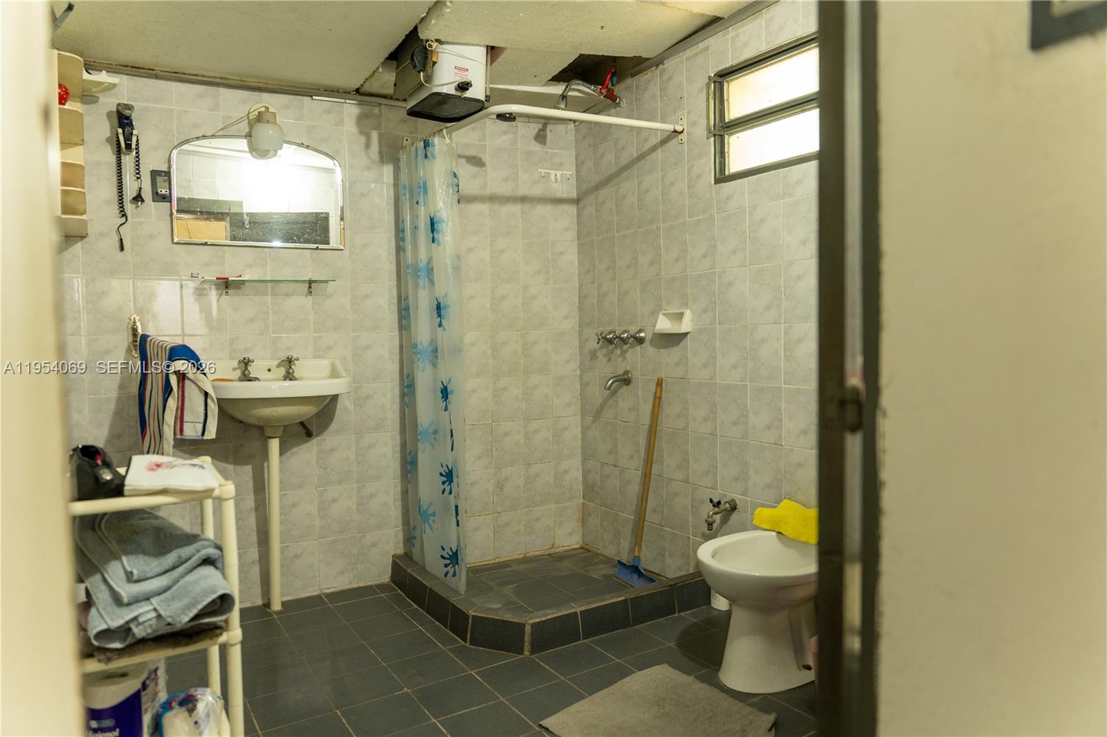 1 Segundo Paredon undefined, undefined 5186 - Photo 38 of 57 a bathroom with a toilet and a shower