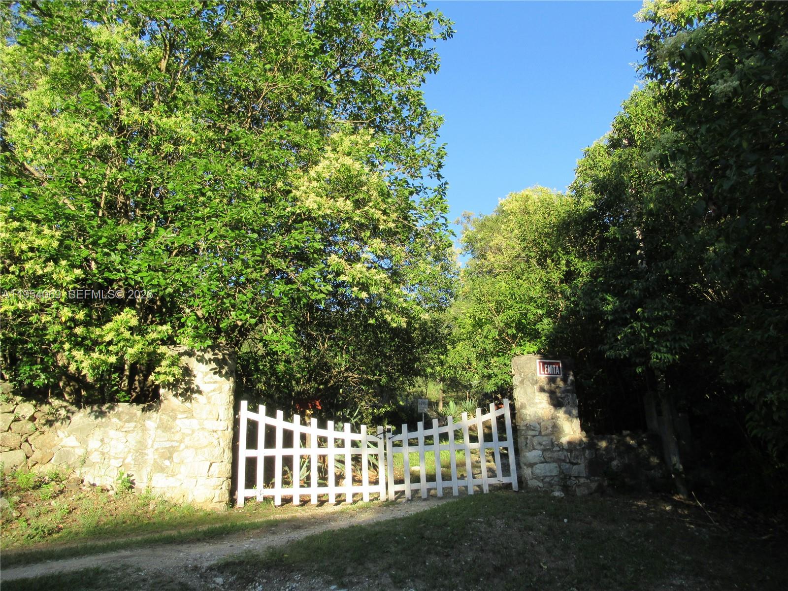 1 Segundo Paredon undefined, undefined 5186 - Photo 47 of 57 a view of a wooden fence