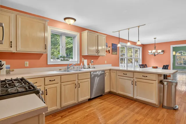 $625,000 | 12 Presidential View, Raymond, ME 04071