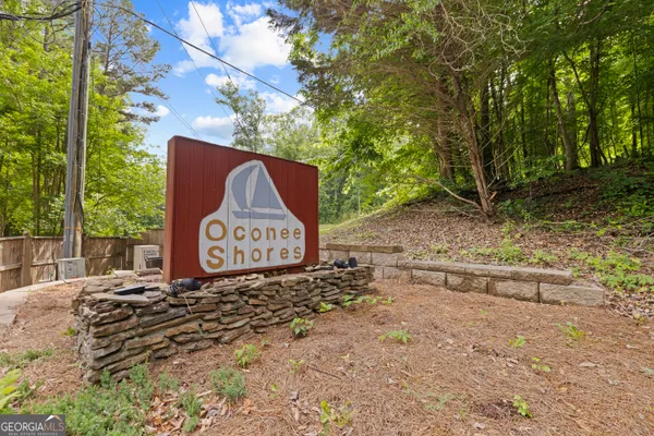 a sign that is sitting in the middle of a yard