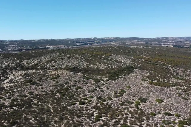 a picture of a wall and a white wall