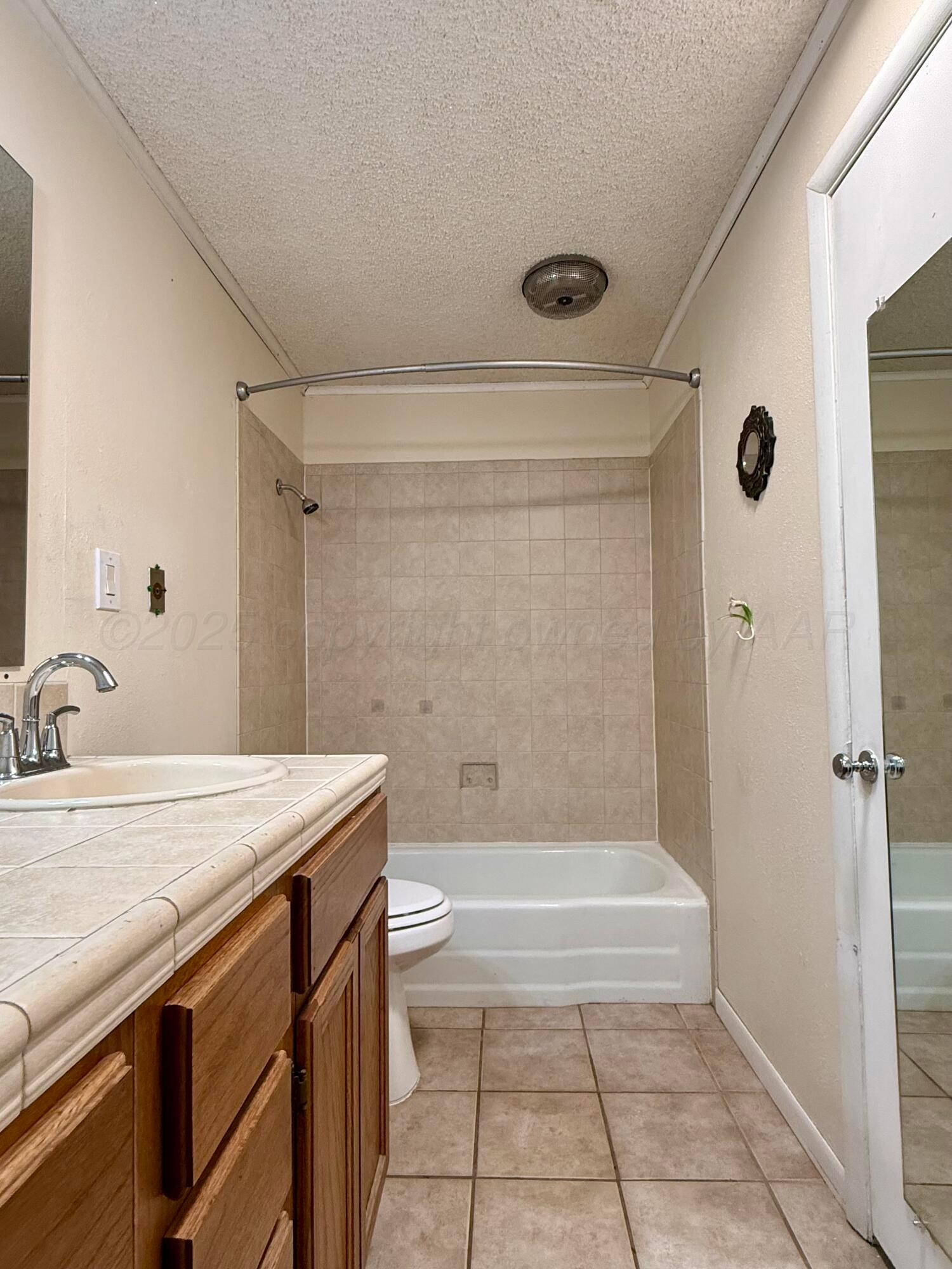 601 Jackson Street Borger, TX 79007 - Photo 15 of 22 Master bath
