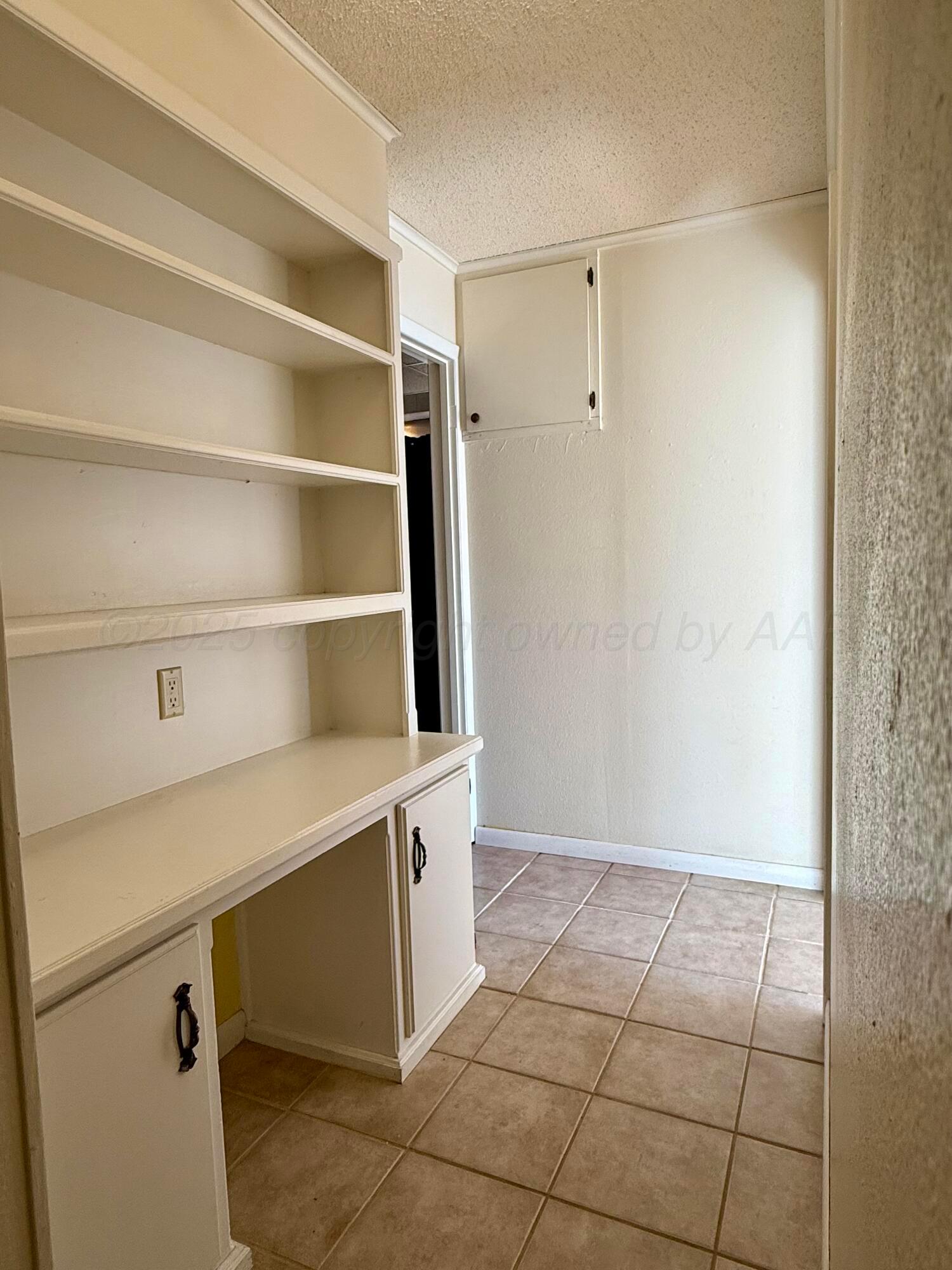 601 Jackson Street Borger, TX 79007 - Photo 17 of 22 Hallway