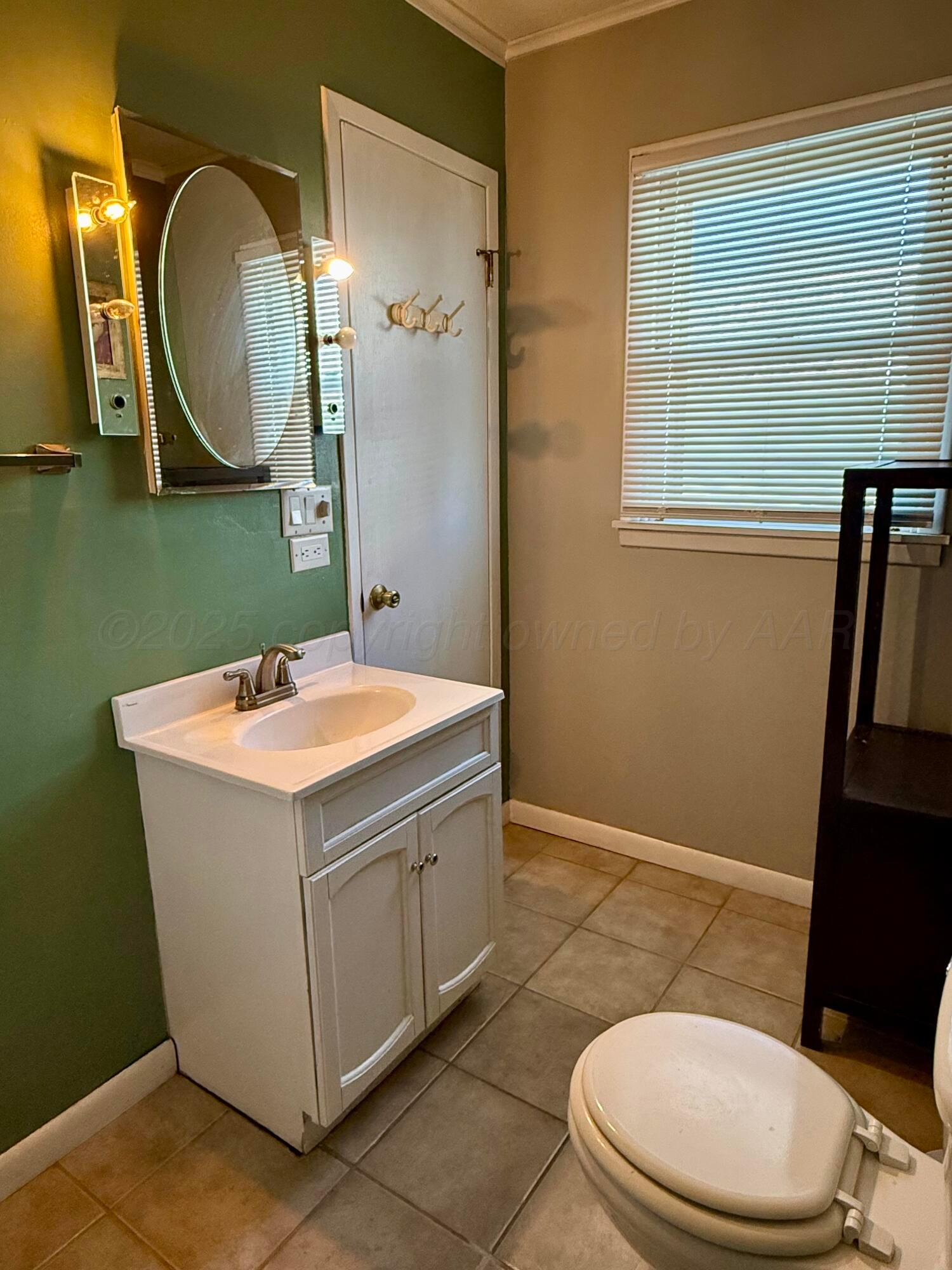601 Jackson Street Borger, TX 79007 - Photo 19 of 22 2nd bathroom