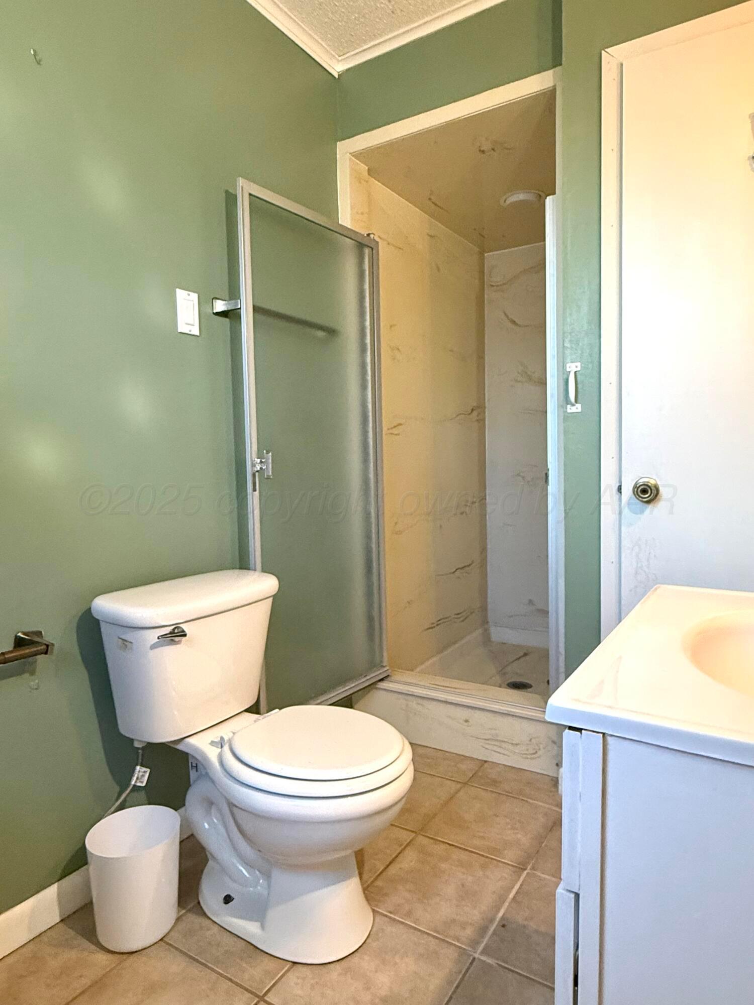 601 Jackson Street Borger, TX 79007 - Photo 20 of 22 2nd bathroom