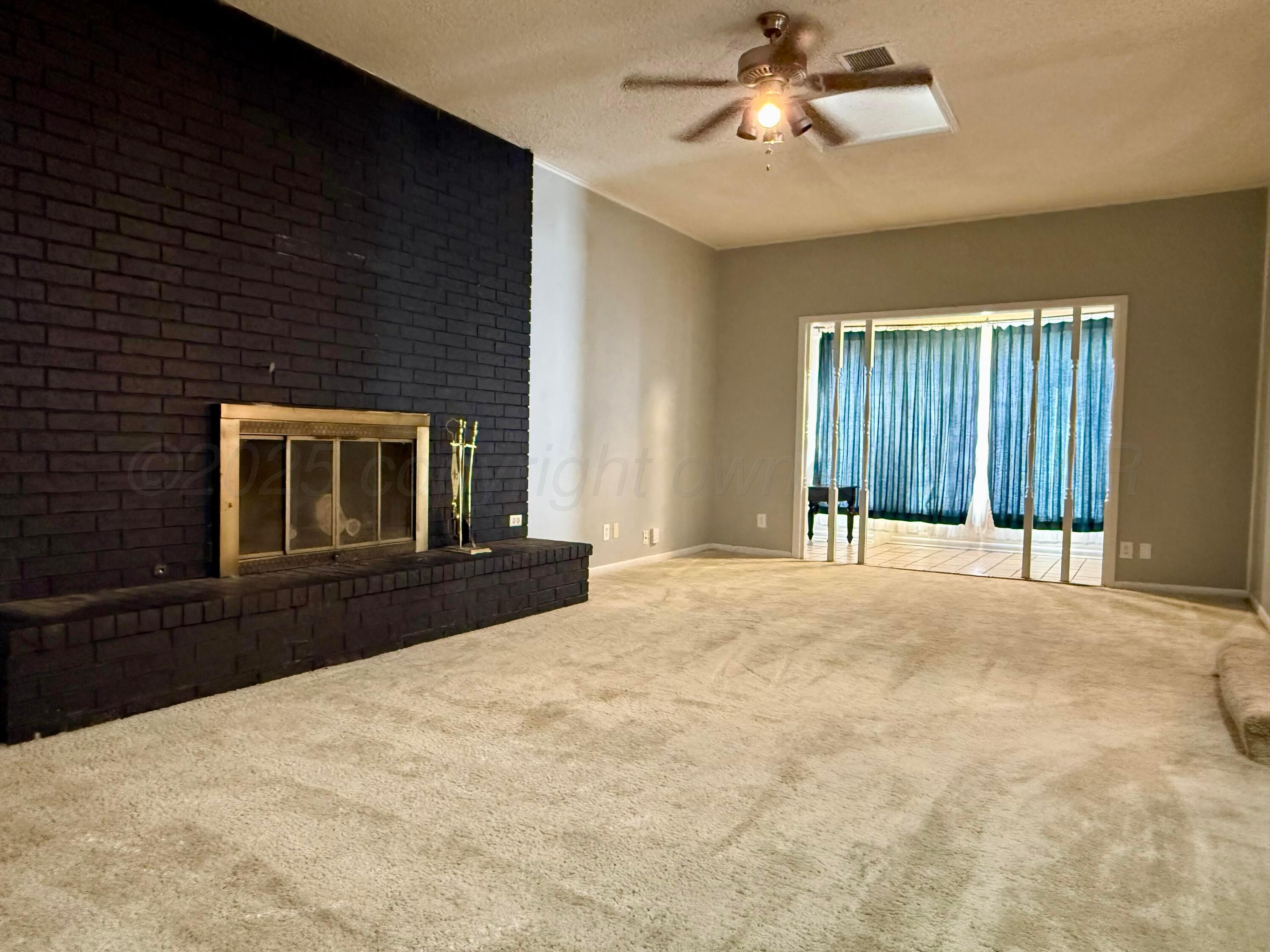 601 Jackson Street Borger, TX 79007 - Photo 6 of 22 Living room