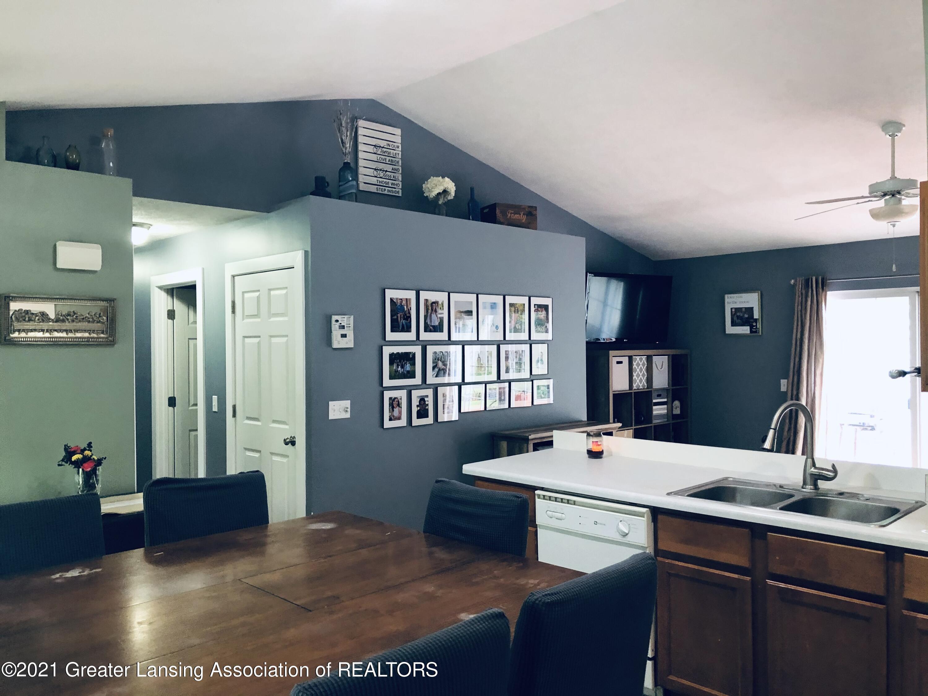 3145 Innsbrook Drive Owosso, MI 48867 - Photo 5 of 30 Living Room Wall view