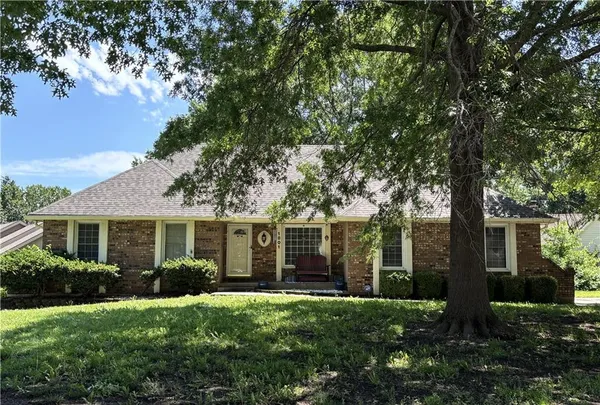 $415,000 | 1801 Abbey Lane, Lee's Summit, MO 64086