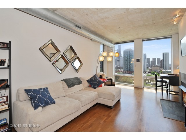 700 North Larrabee Street, Unit 1013 Chicago, IL 60654 - Photo 2 of 10