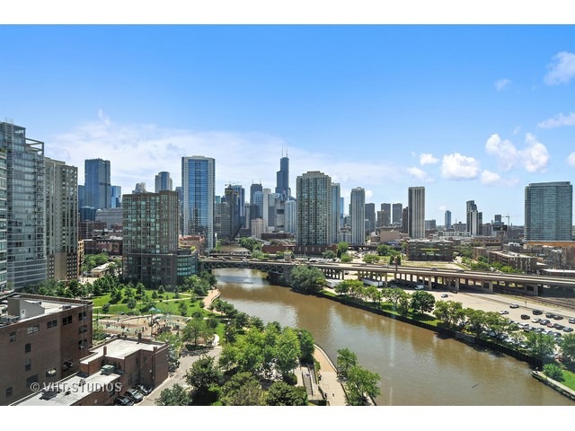 700 North Larrabee Street, Unit 1013 Chicago, IL 60654 - Photo 4 of 10