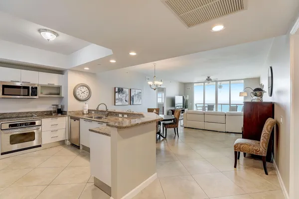$4,500 | 2650 Lake Shore Drive, Unit 804, Riviera Beach, FL 33404