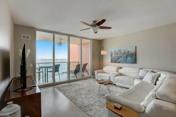 $4,500 | 2650 Lake Shore Drive, Unit 804, Riviera Beach, FL 33404