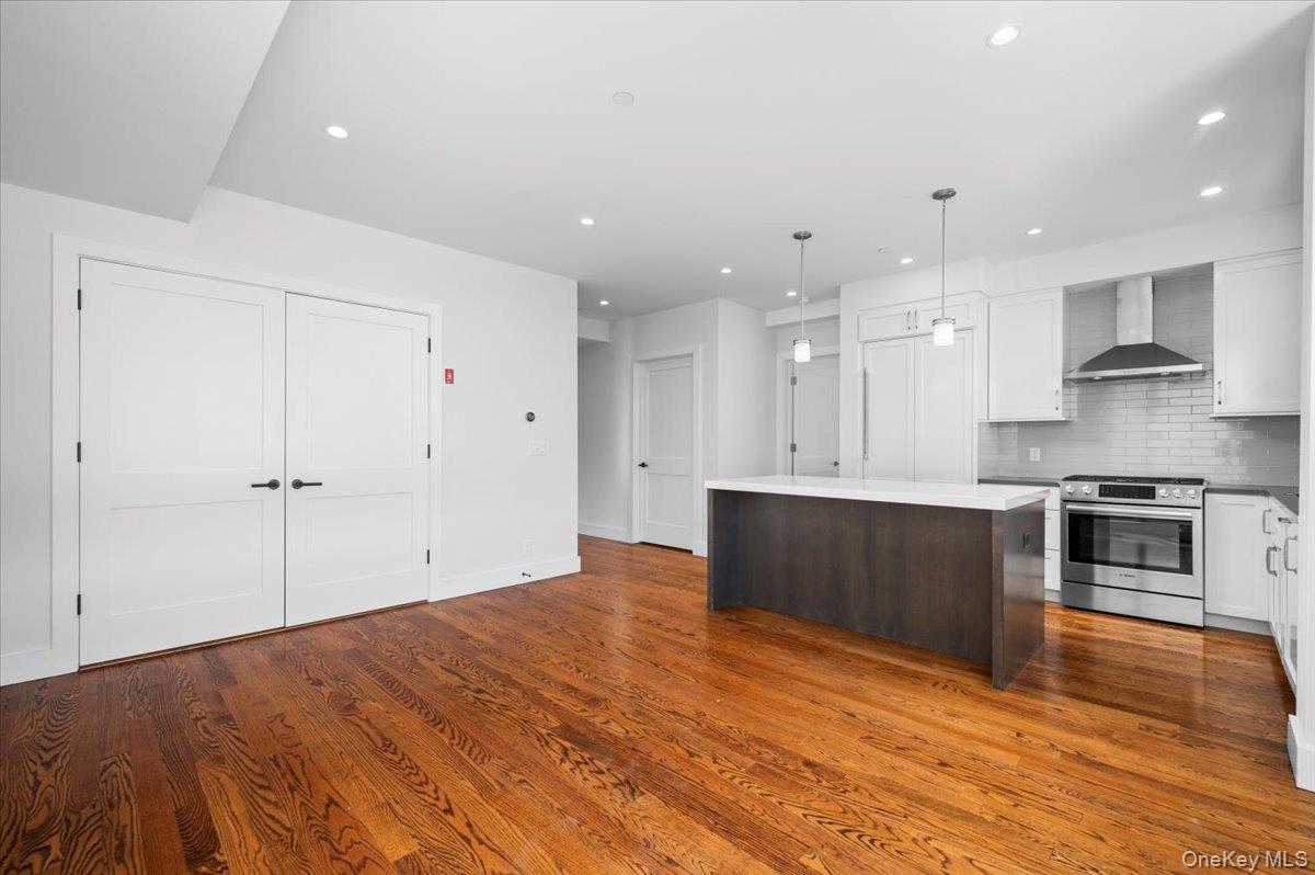 422 East Boston Post Road, Unit 302 Mamaroneck, NY 10543 - Photo 3 of 16