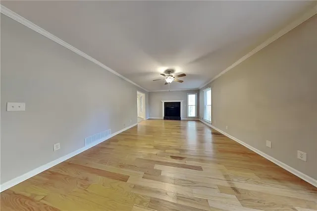 a view of empty room with a ceiling fan