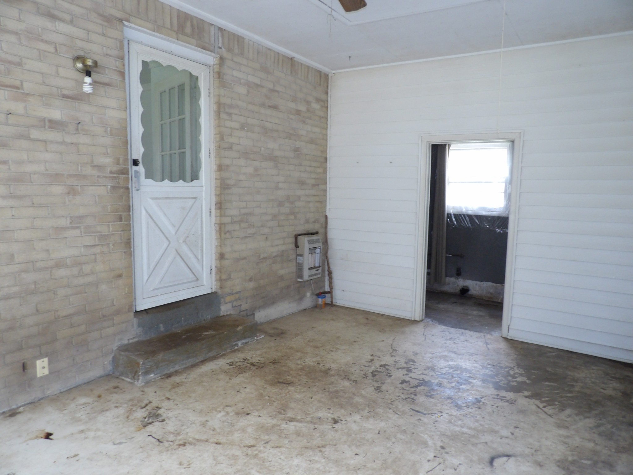 457 East Little Richland Road Waverly, TN 37185 - Photo 45 of 47 an empty room with a bathroom