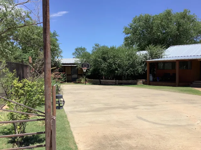 a view of a backyard