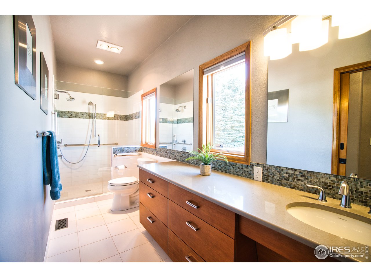 700 Apple Ridge Road Lyons, CO 80540 - Photo 26 of 35 Main-level bathroom