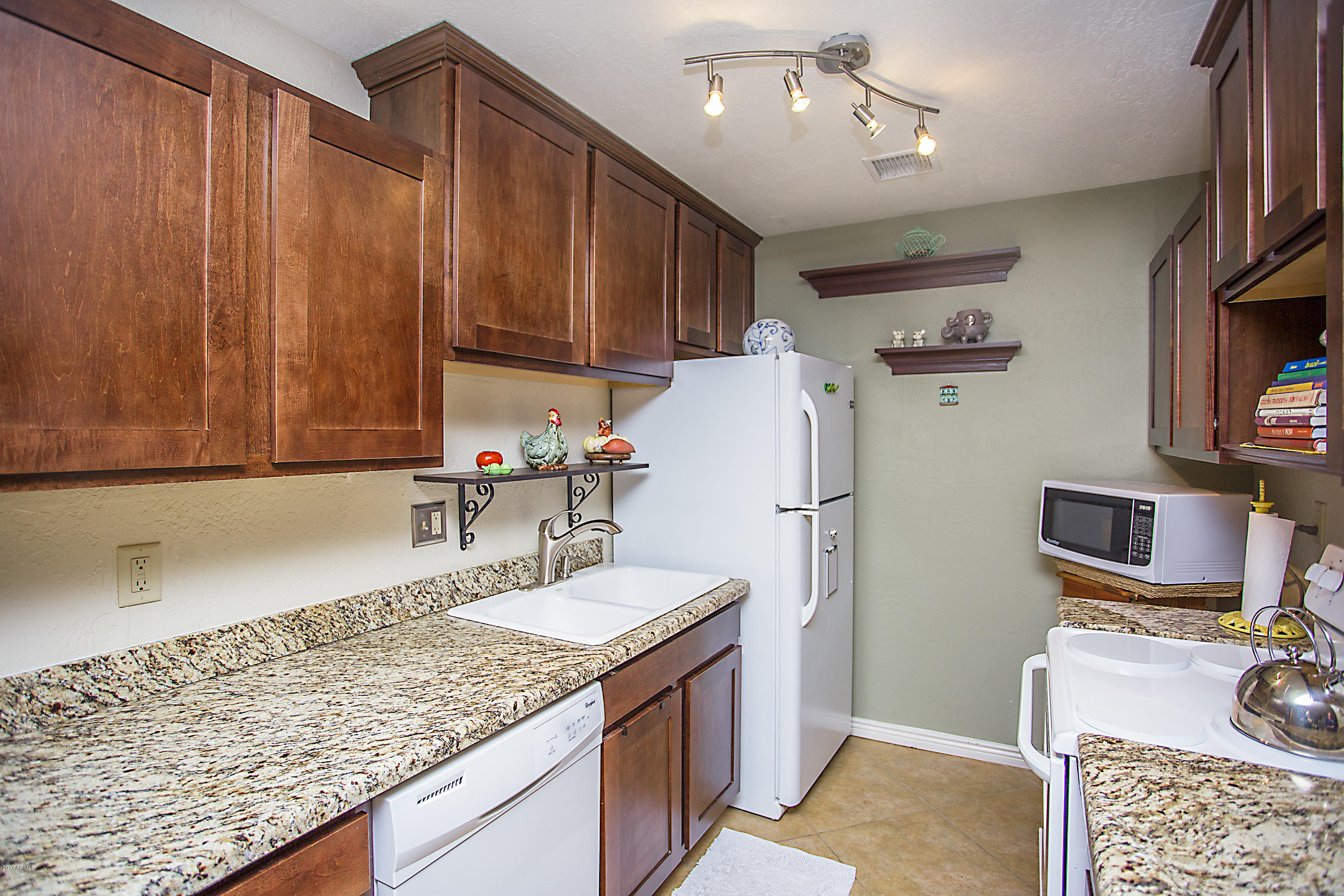 5525 East Thomas Road, Unit R10 Phoenix, AZ 85018 - Photo 4 of 19 Kitchen